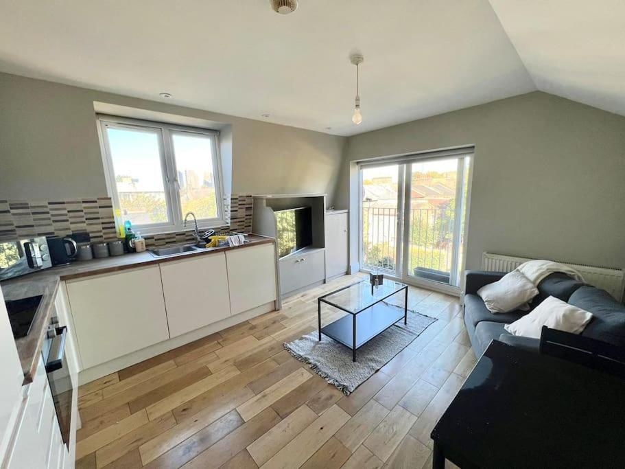לונדון Lovely Two Bed Flat מראה חיצוני תמונה