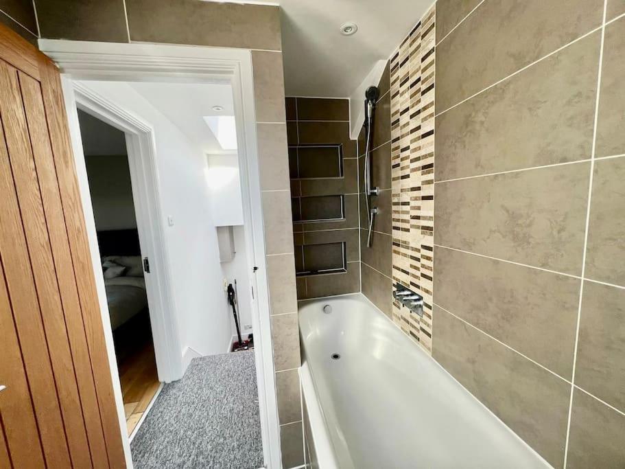 לונדון Lovely Two Bed Flat מראה חיצוני תמונה
