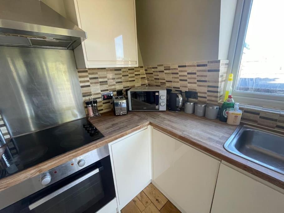 לונדון Lovely Two Bed Flat מראה חיצוני תמונה